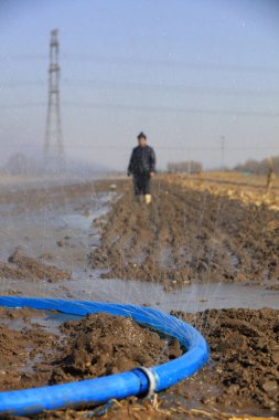 Luannan İlçesi - 16 Mart 2018: çiftçiler tarlaları sulayıp, tarımı hazırlıyorlar, Luannan, Hebei, Chin