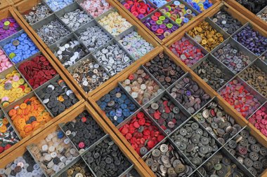 Piyasadaki düğmeler, Çin