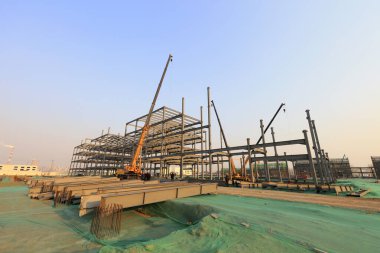 İnşaat üzerine inşa edilmiş çelik yapı.