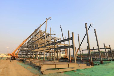 İnşaat üzerine inşa edilmiş çelik yapı.