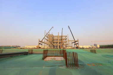 İnşaat üzerine inşa edilmiş çelik yapı.