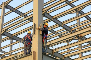 Luannan İlçesi - 22 Mart 2018: İşçiler Çin 'in Hebei Eyaleti, Luannan İlçesi' nde bir inşaat alanında çelik kirişler üzerinde çalışıyorlar.