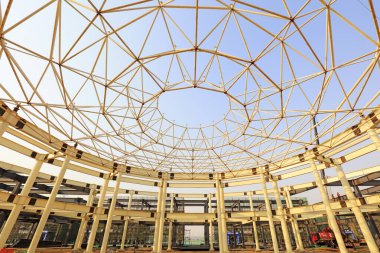 İnşaat üzerine inşa edilmiş kavisli çelik.