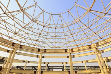 İnşaat üzerine inşa edilmiş kavisli çelik.