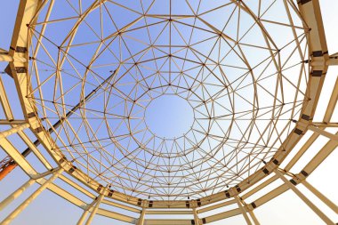 İnşaat üzerine inşa edilmiş kavisli çelik.