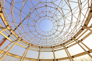 İnşaat üzerine inşa edilmiş kavisli çelik.