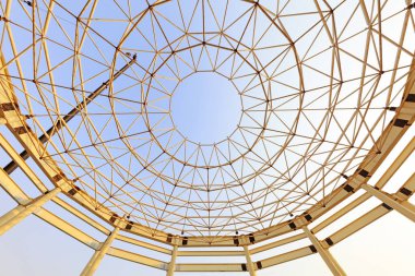 İnşaat üzerine inşa edilmiş kavisli çelik.