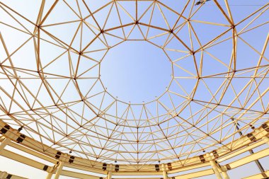 İnşaat üzerine inşa edilmiş kavisli çelik.