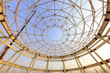 İnşaat üzerine inşa edilmiş kavisli çelik.