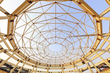 İnşaat üzerine inşa edilmiş kavisli çelik.