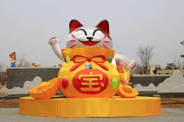 Duvardaki kırmızı fener. Fotoğrafın yakın çekimi.