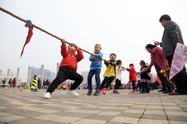 Luannan İlçesi - 31 Mart 2018: İnsanlar savaş oyunlarının römorkörünü çekiyorlar, Luannan, Hebei, Çin