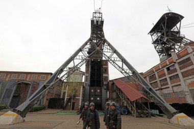 Tangshan, Çin - 4 Nisan 2018: Kömür madencileri Tangshan City, Hebei Eyaleti, Çin 'de bir günlük çalışmadan sonra yeraltından geri döndüler