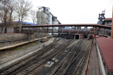 Kömür treni Tangshan, Çin 'de demiryolunda ilerliyor.