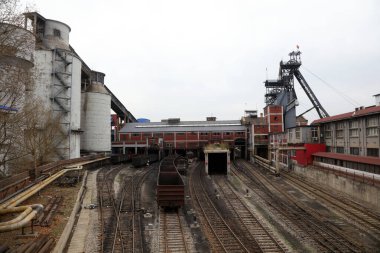 Kömür treni Tangshan, Çin 'de demiryolunda ilerliyor.