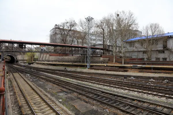 Kömür treni Tangshan, Çin 'de demiryolunda ilerliyor.