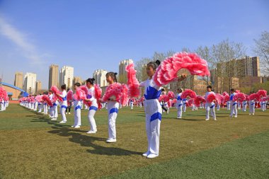 Luannan County - 11 Nisan 2018: İlkokul ve ortaokul öğrencilerinin ilkbahar atletizm ve saha jimnastik grubu jimnastik, Luannan, Hebei, Çin