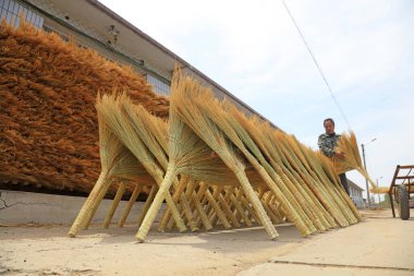 Luannan County - 24 Nisan 2018: Luannan County, Hebei Eyaleti, Çin 'deki atölyedeki işçi hava temizleme süpürgeleri