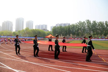 Tangshan City - 26 Nisan 2018: Orta okul spor toplantısında bayrak görevlisi, Tangshan City, Hebei, Çin