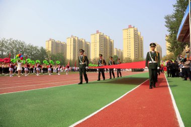Tangshan City - 26 Nisan 2018: Orta okul spor toplantısında bayrak görevlisi, Tangshan City, Hebei, Çin