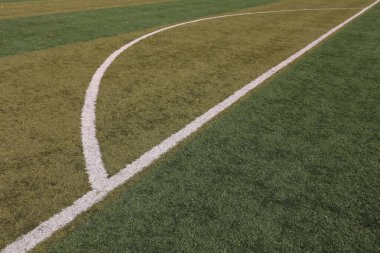 Yeşil plastik oyun parkında beyaz çizgiler