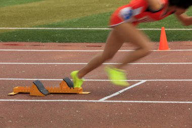 podyumda başlatılan bloklar