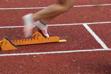 podyumda başlatılan bloklar