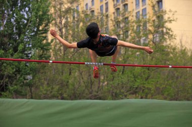 Maç sahnesinde yüksek atlamacılar