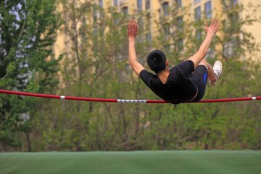 Maç sahnesinde yüksek atlamacılar