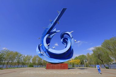 Luannan County - 3 Mayıs 2018: Parktaki mavi heykel, Luannan County, Hebei Eyaleti, Chin