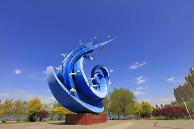 Luannan County - 3 Mayıs 2018: Parktaki mavi heykel, Luannan County, Hebei Eyaleti, Chin