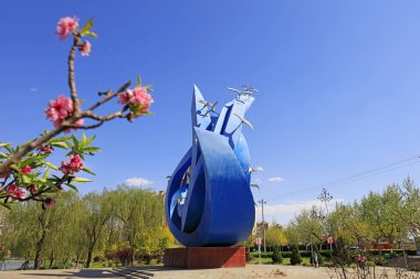 Luannan County - 3 Mayıs 2018: Parktaki mavi heykel, Luannan County, Hebei Eyaleti, Chin