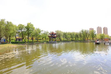 Luannan County - 3 Mayıs 2018: Parklardaki Çin geleneksel Pavyonu, Luannan, Hebei, Chin