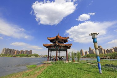 Luannan County - 3 Mayıs 2018: Parklardaki Çin geleneksel Pavyonu, Luannan, Hebei, Chin