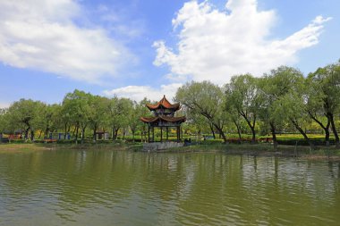 Luannan County - 3 Mayıs 2018: Parklardaki Çin geleneksel Pavyonu, Luannan, Hebei, Chin