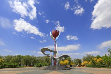 Luannan County - 3 Mayıs 2018: Parktaki çiçek heykeli, Luannan County, Hebei Eyaleti, Chin