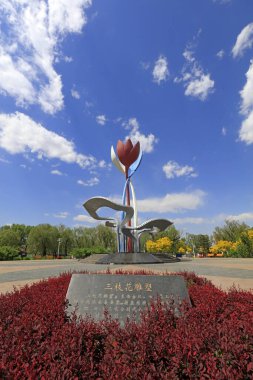 Luannan County - 3 Mayıs 2018: Parktaki çiçek heykeli, Luannan County, Hebei Eyaleti, Chin