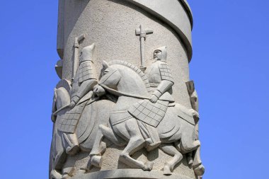 Totem direğine oyulmuş antik Çince karakterler.