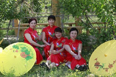 Luannan County - 18 Mayıs 2018: Çinli Cheongsam kadınları parkta, Luannan County, Hebei Eyaleti, Çin