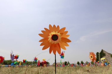 Oyuncak yel değirmeni parkta