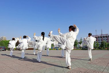 Luannan County - 19 Mayıs 2018: Çin Taijiquan performansı meydanda, Luannan County, Hebei Eyaleti, Chin