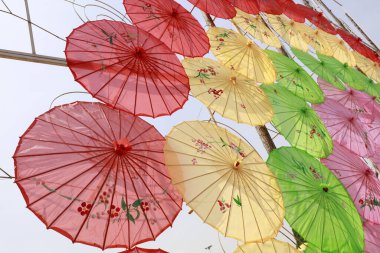 Çin 'in petrol kağıdı şemsiyesi parktaki mimari peyzaj