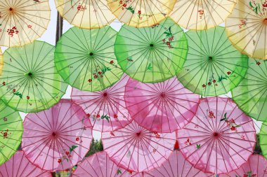Çin 'in petrol kağıdı şemsiyesi parktaki mimari peyzaj