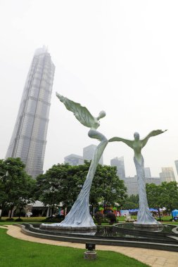 Şangay, Çin - 30 Mayıs 2018: Lujiazui Grönland Parkı heykel manzarası, Şangay, Çin