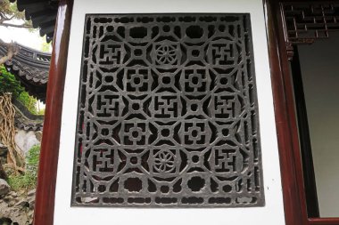Şangay, Çin - 31 Mayıs 2018: Yu Garden, Şangay, Çin 'de tuğla oyma pencere çiçekleri