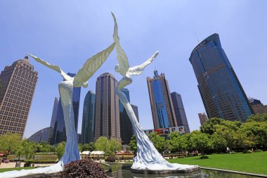 Şangay, Çin - 1 Haziran 2018: Lujiazui yeşil uzay parkında Huixiang yeşil uzay heykeli, Çin