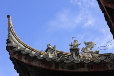 Şangay, Çin - 2 Haziran 2018: Çatıdaki heykel Chenxiang Pavyonu, Şangay, Çin 'de