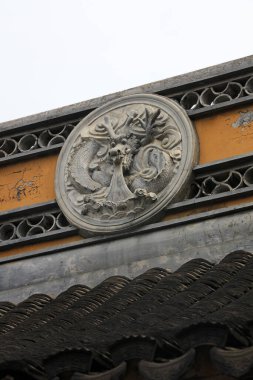 Şangay, Çin - 2 Haziran 2018: Chenxiang Pavyonu 'nun sırtına dini semboller kazınmış, Şangay, Chin