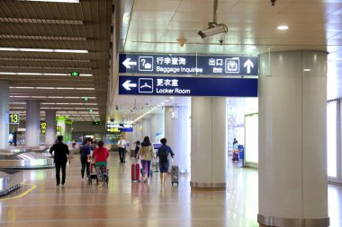 Şangay, Çin - 2 Haziran 2018: Hongqiao Havaalanı kalkış salonu, Şangay, Çin