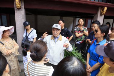 Şangay, Çin - 2 Haziran 2018: Yaşlı bir eğitmen Yu Garden, Şangay, Çin 'de turistlere açıklıyor
